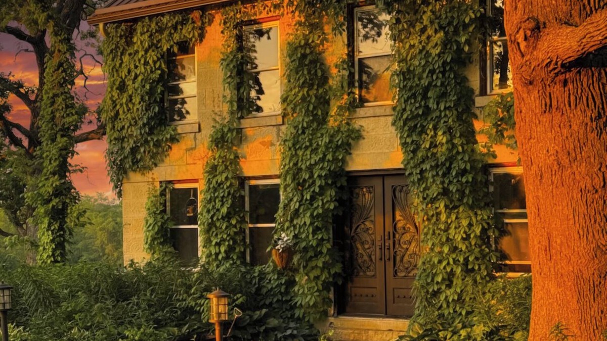 Winterset Other | Charming 1855 Stone Farmhouse Retreat – Cozy Stays & Picturesque Views Await