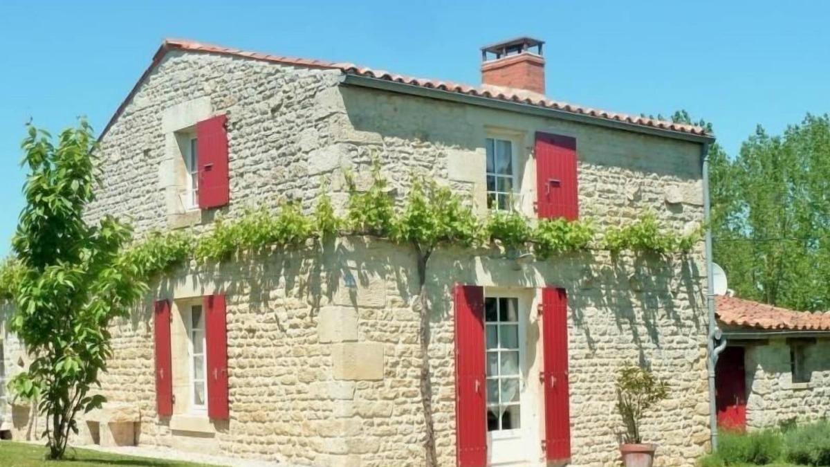 Auchay-sur-Vendee Cottage | Charming 18th-Century Home with Pool, Terrace, and Scenic Views in Chaix