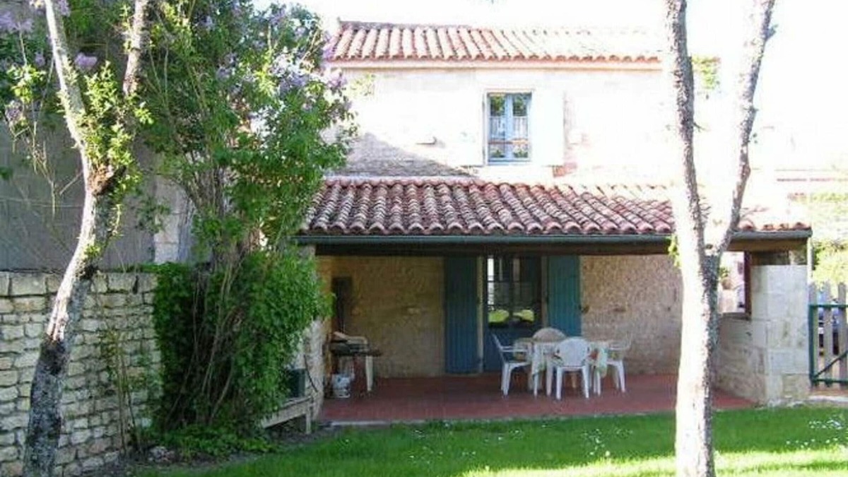 Benet Cottage | Charming 1900s House in Marais Poitevin with Garden, Terrace, and Fishing Access