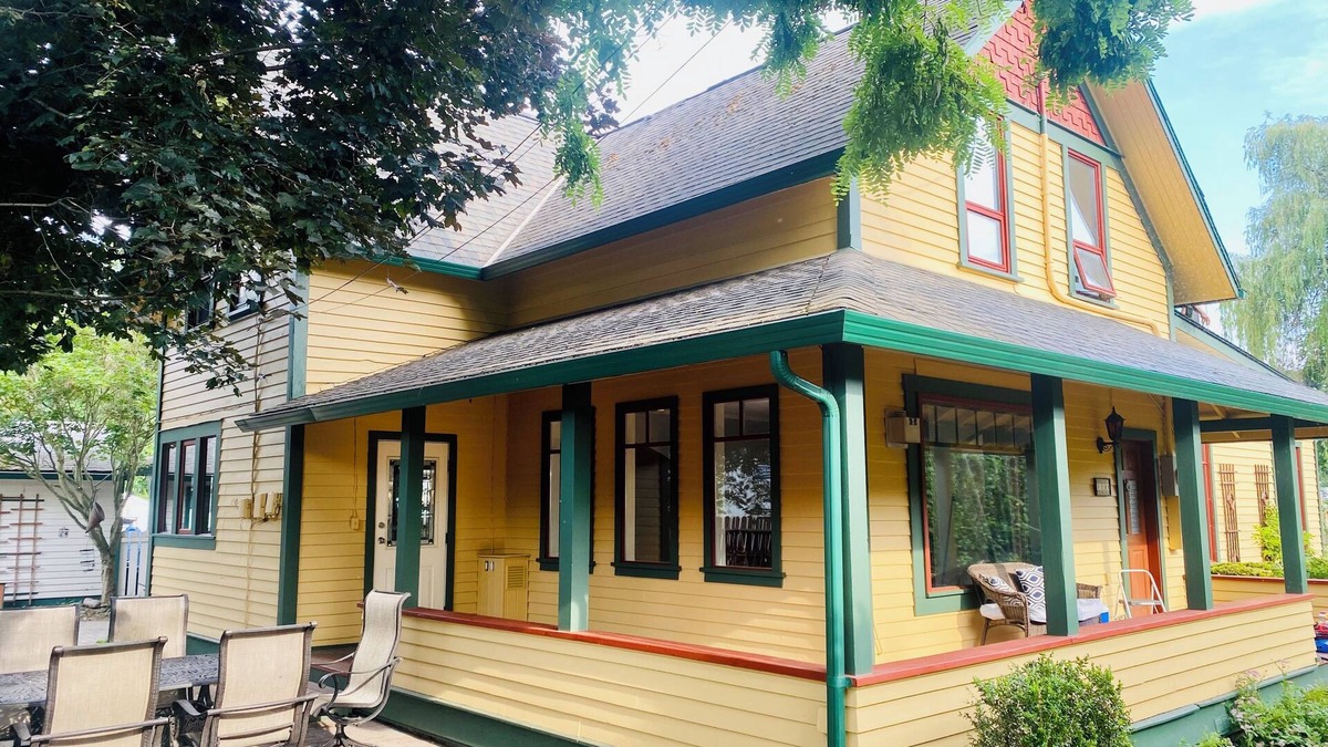 Canoe House | Charming 1913 Heritage House By The Lake