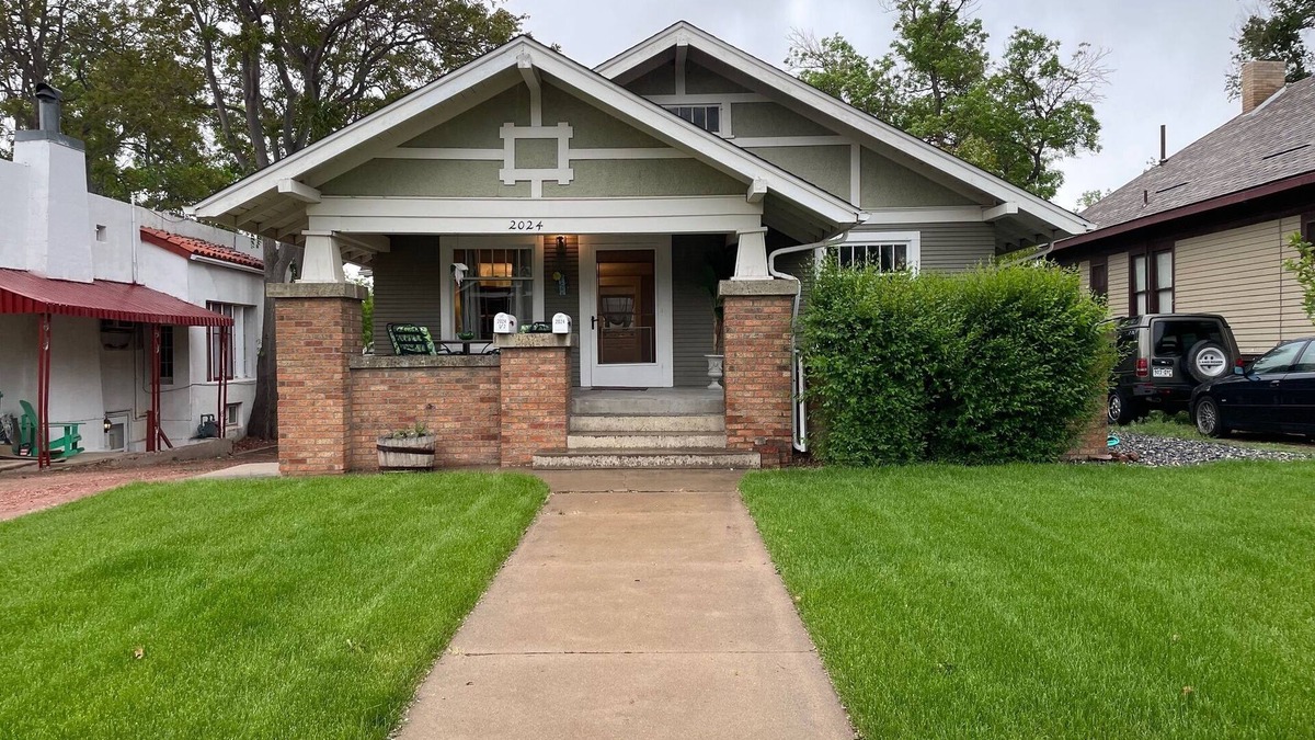 Greeley House | Charming 1916 Craftsman Near UNC & Historic Downtown Greeley with AC and WiFi