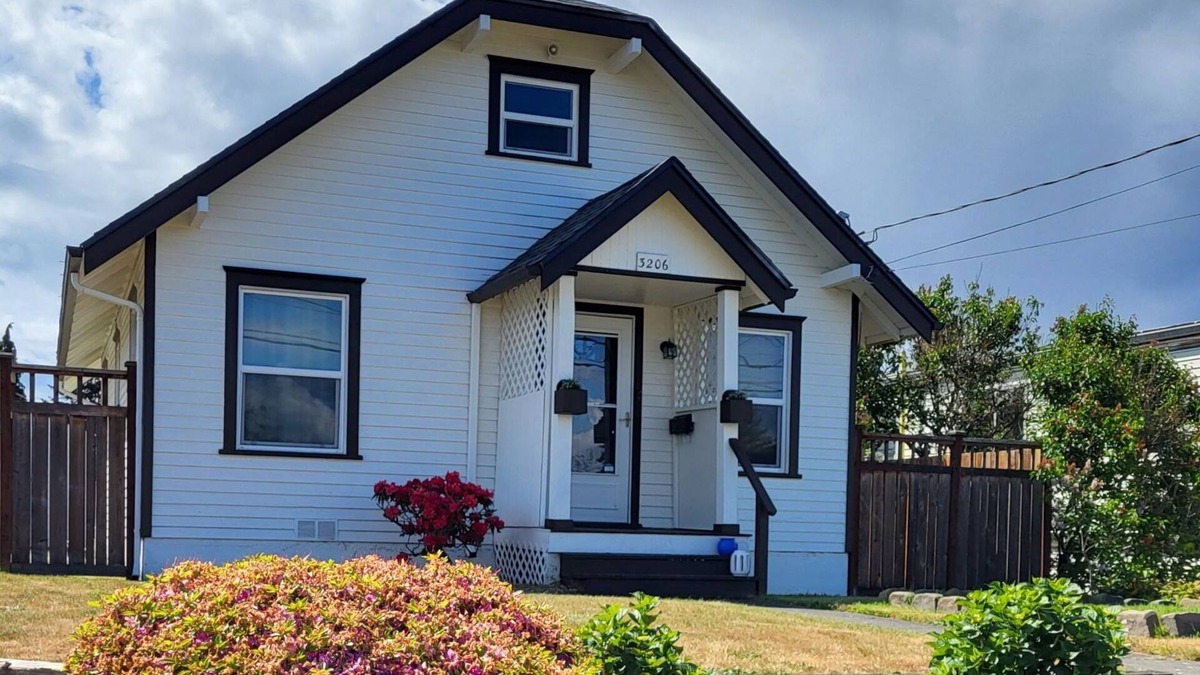South Tacoma House | Charming 1920s 2-bedroom house in Central Tacoma