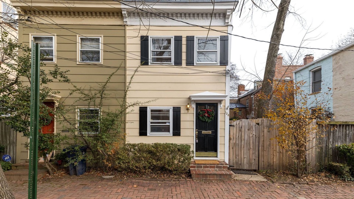 Old Town Alexandria House | Charming 1920s Townhome in Old Town!