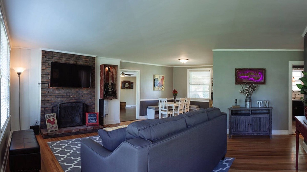 Merry Oaks House | Charming 1950's home- 3 Bedroom/2 Bath, 2.5ml from airport/7ml to downtown Nash