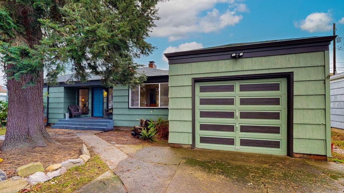 Eugene House | Charming 1950s remodeled home close to park, with WiFi, piano, deck