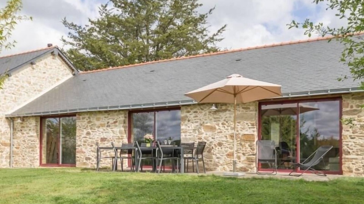 Nort-sur-Erdre Cottage | Charming 19th-Century Barn near Nantes – Sleeps 14, Private Terrace, Large Garden, Free WiFi