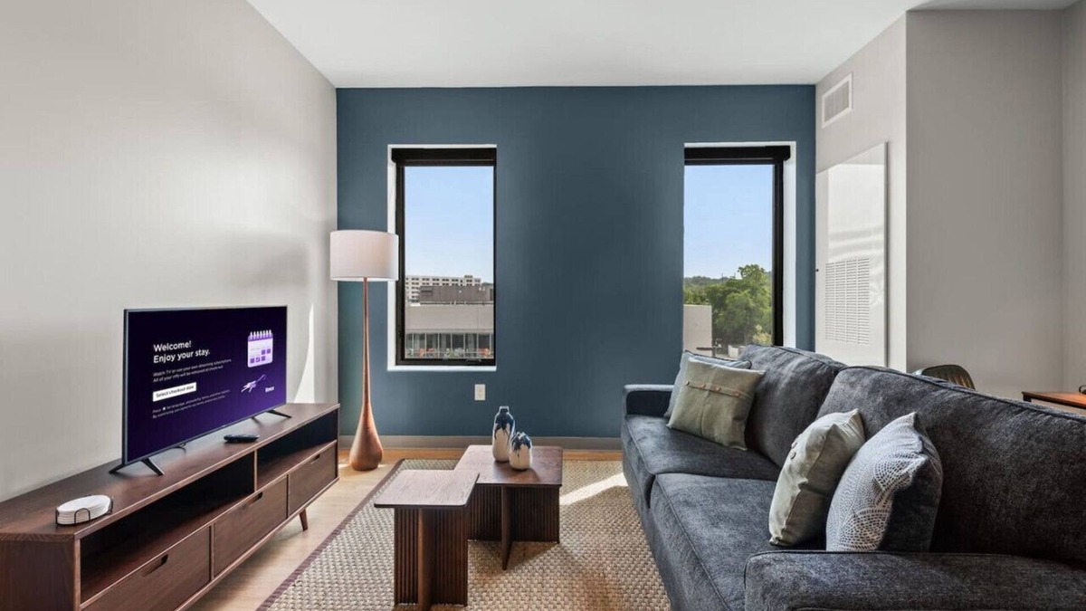 University Circle Apartment | Charming 1BDR | Cleveland Clinic | Free Garage