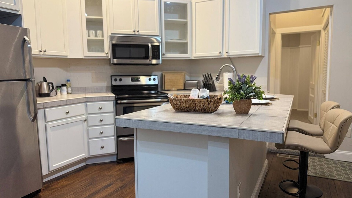 Albany Apartment | Charming 1BR Albany retreat w/parking & full kitchen, near MVP Arena, Washington Park & dining