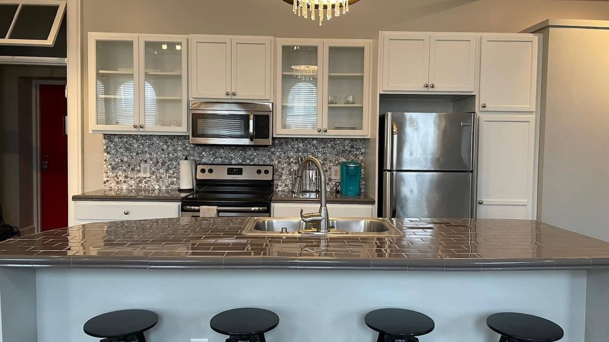 Albany Apartment | Charming 1BR Albany retreat w/parking & full kitchen, near MVP Arena, Washington Park & dining