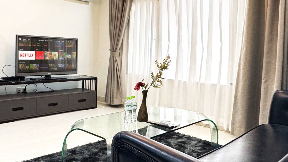 Tan Binh Apartment | Charming 1BR apartment Free Pool 10 minutes to Airport