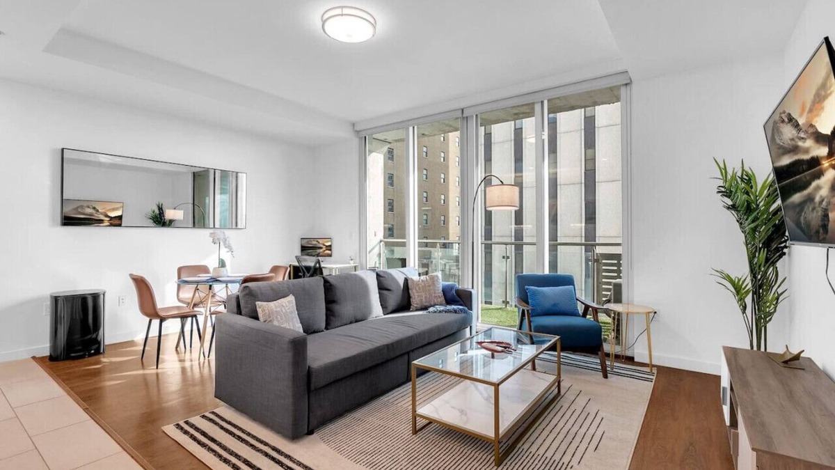 Downtown Tulsa Apartment | Charming 1BR NearBOKCntr-Gym,Lounge,Balcony,PetOK