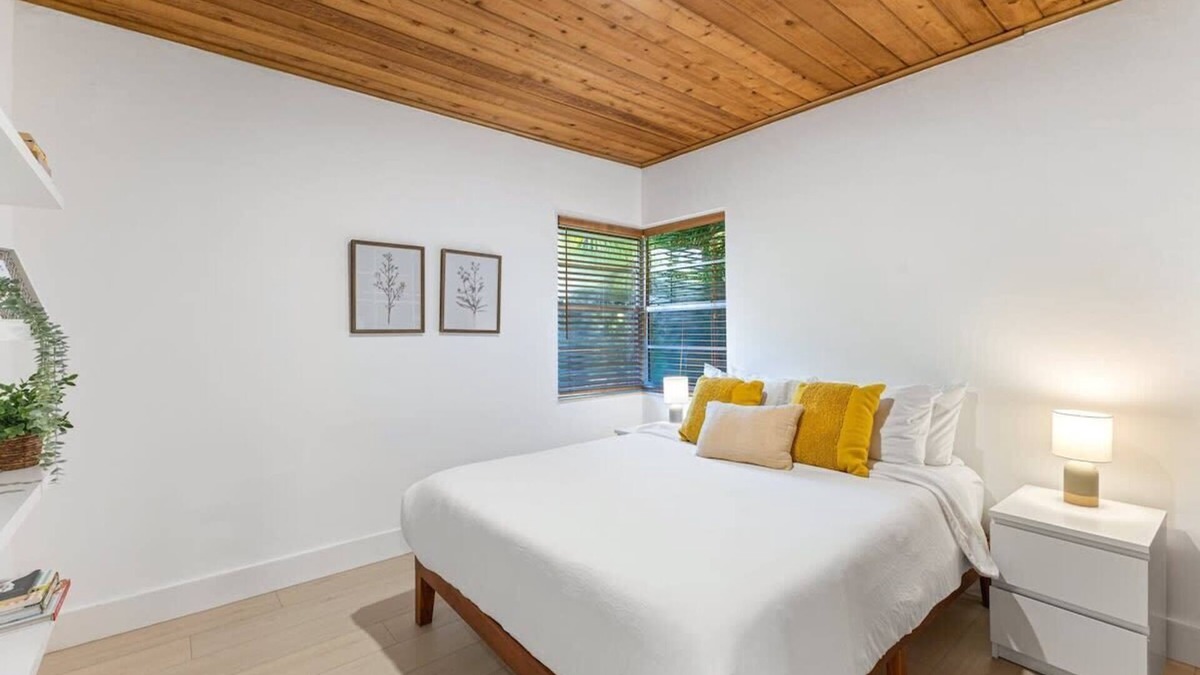 Hendricks and Venice Isles Apartment | Charming 1BR Retreat in Victoria Park Near Beach
