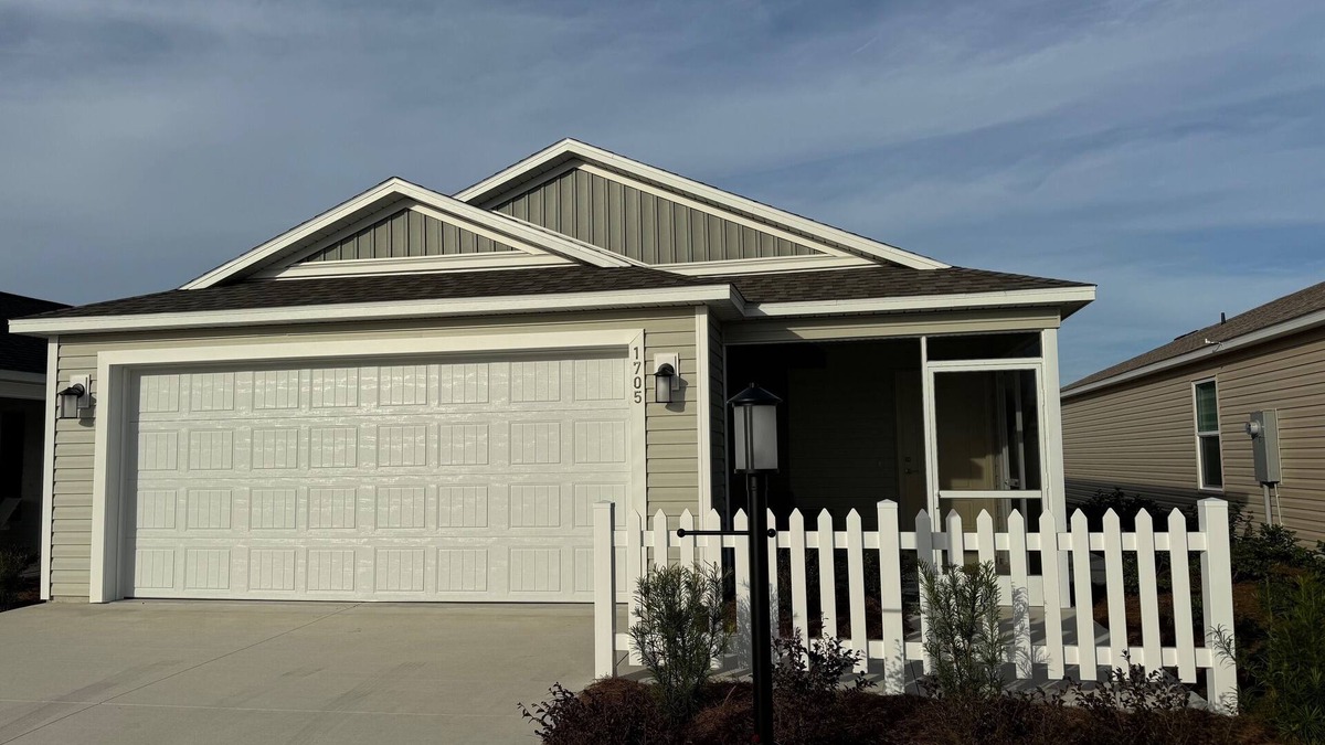 Sumter County House | Charming 2/2 in The Villages, Pet Friendly, Golf cart upon request.