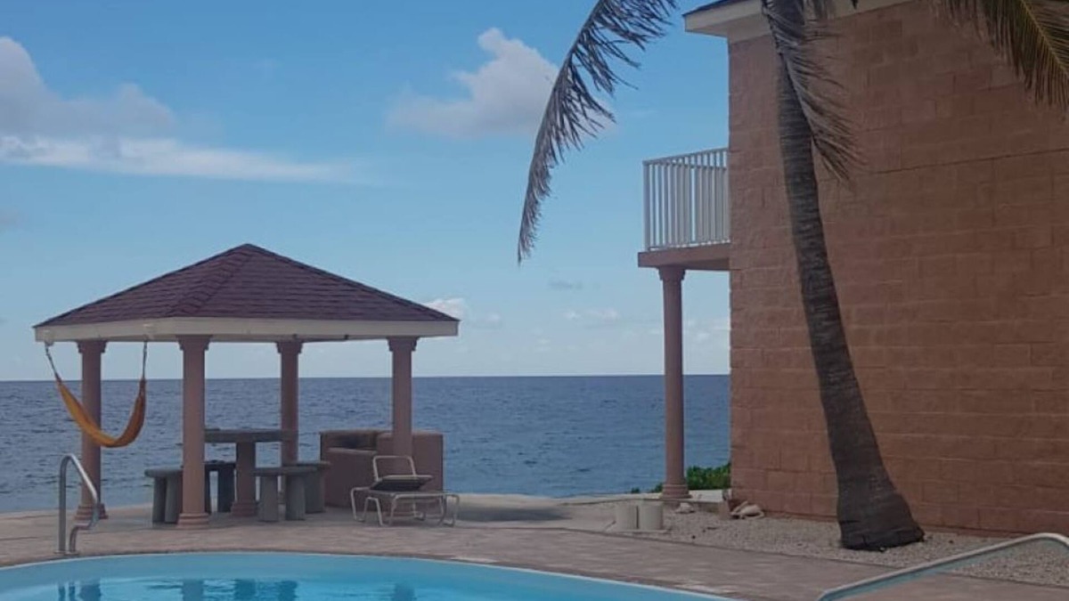 East End House | Charming 2 bd/2br w/pool in secluded community - Ocean Front!