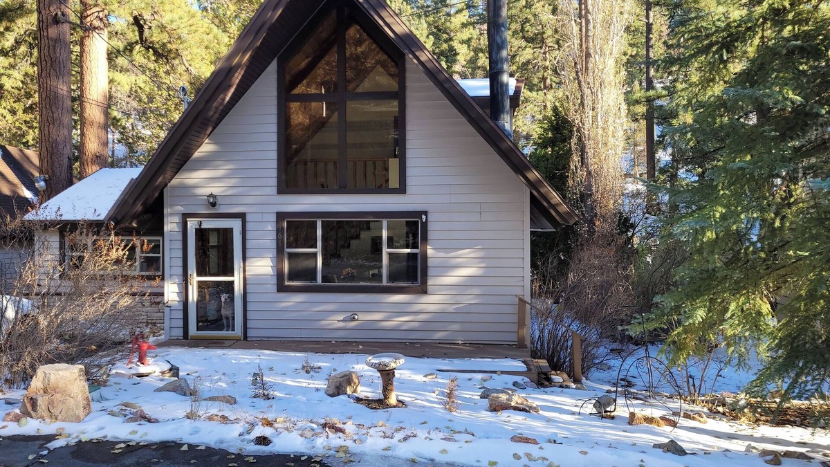Fawnskin Cabin | Charming 2-bdrm cabin in Fawnskin, with Wifi & just a 5 minute walk to the lake