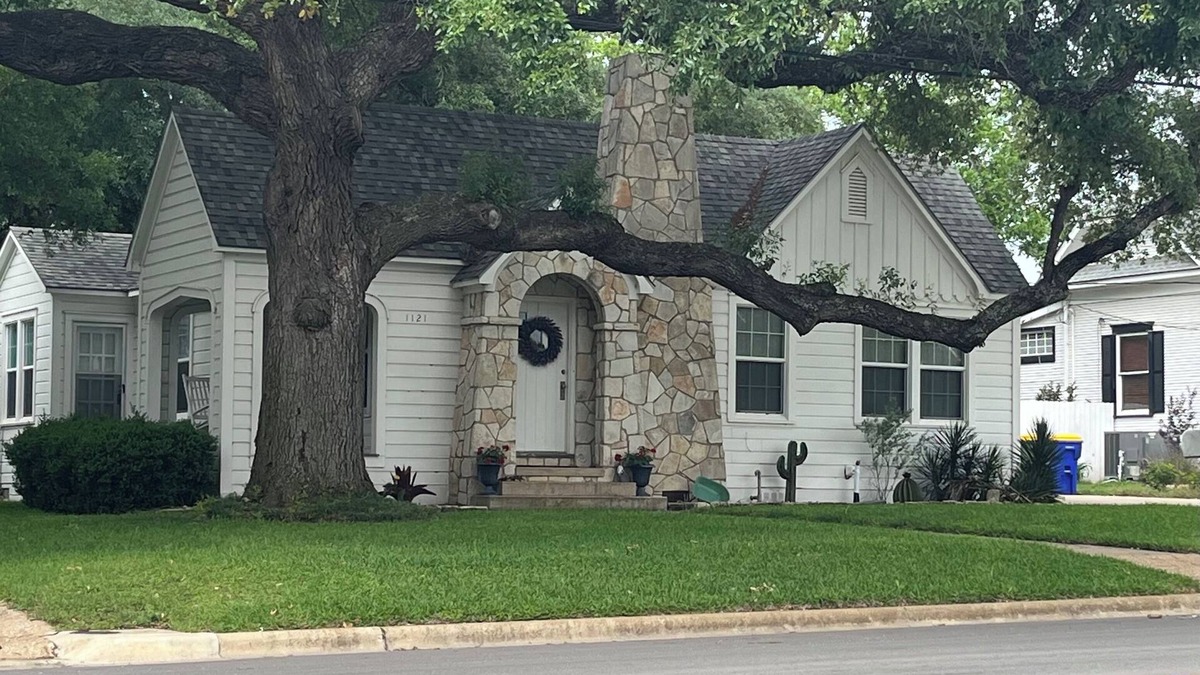 Gonzales House | Charming 2-bdrm house walking distance from historic downtown w/WiFi & HVAC.