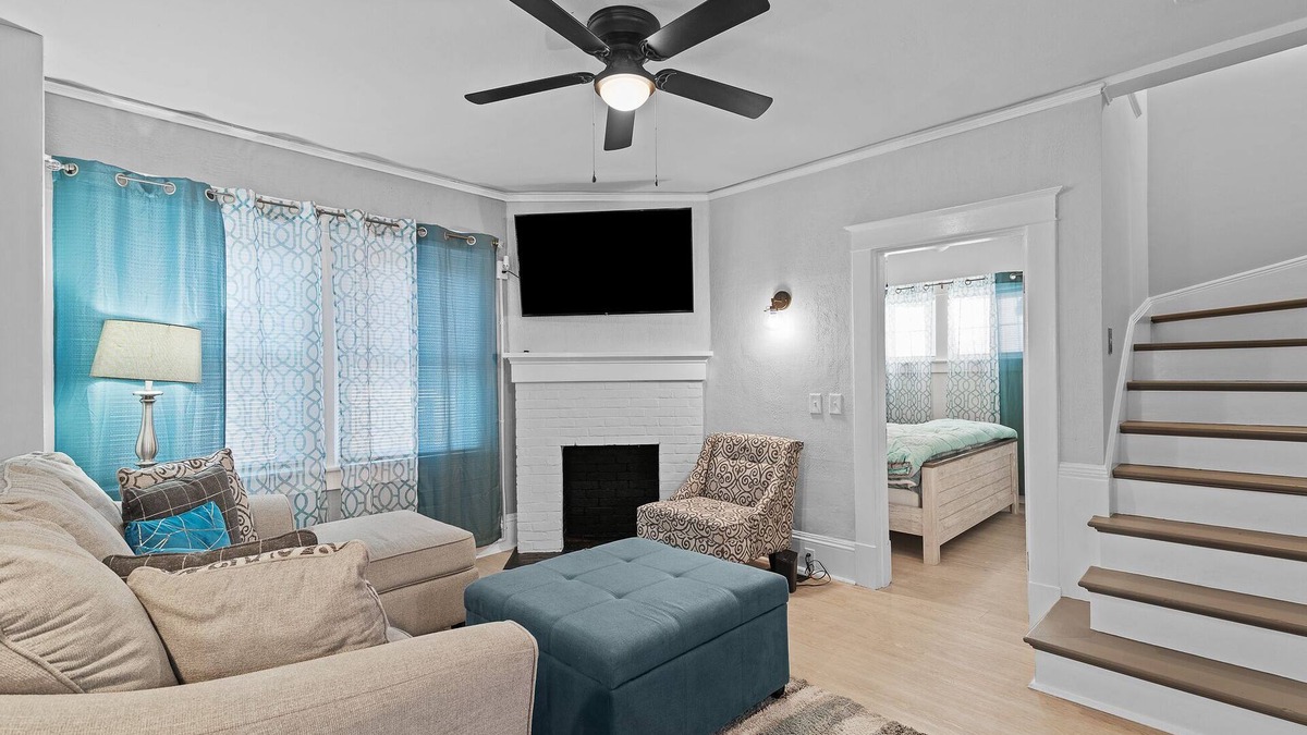 Hampton House | Charming 2 bed 1 bath near Langley Air Force Base