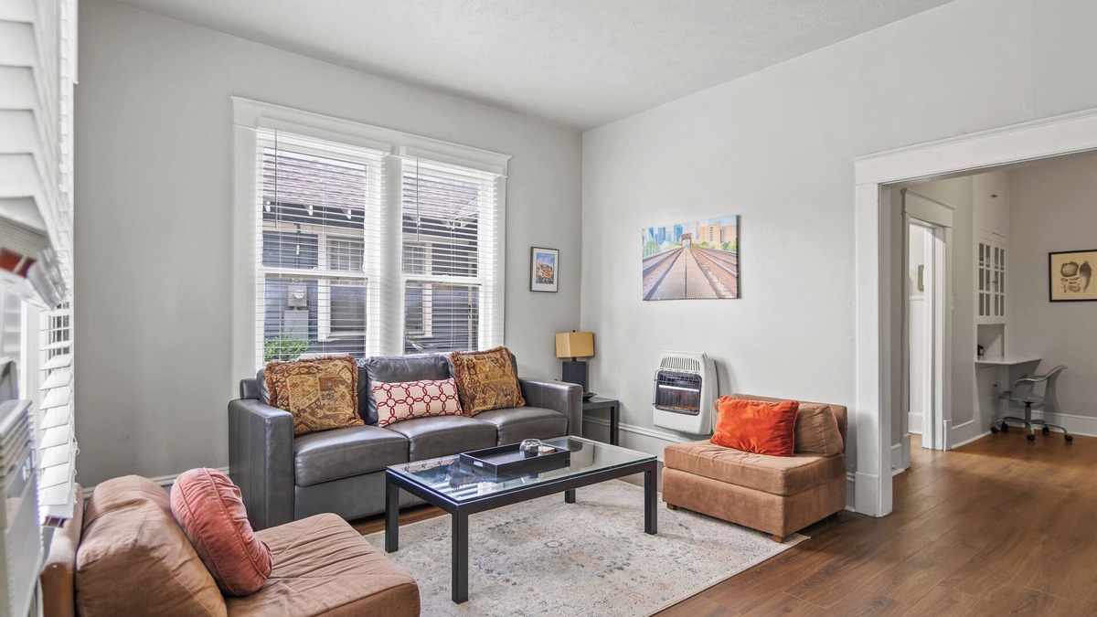 Old East Dallas Apartment | Charming 2 Bed/1 Bath Retreat Near Baylor Hospital - - Sleeps 2 Adults Comfortab