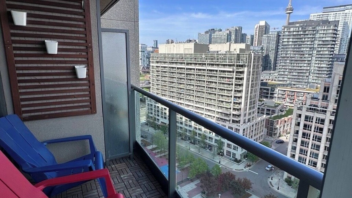 Fort York Condo | Charming 2 Bed/2 Bath condo + office. Close to everything in Downtownn