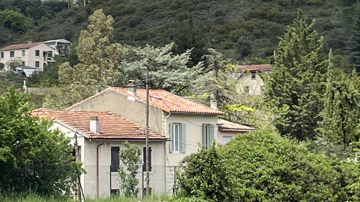 Quillan House | Charming 2 bed 2 bathroom house, secluded garden, sunny terrace, parking, wifi.