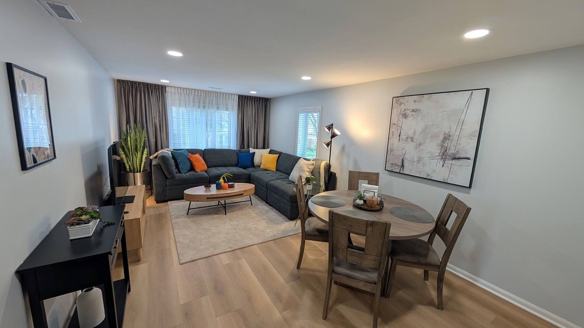 Franklin Park Apartment | Charming 2-bed.apt in Franklin Park, AC, WiFi, O'Hare, free parking, W/D in unit