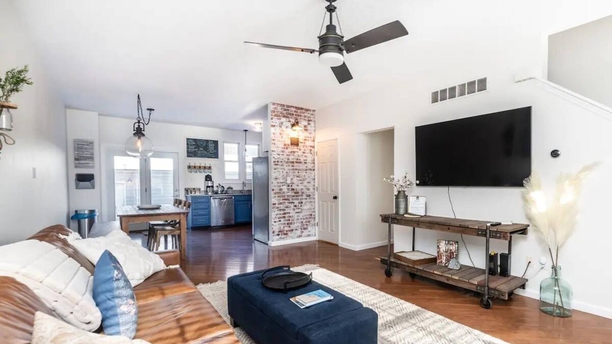St. Charles House | Charming 2-Bed Brownstone in The Heart of New Town