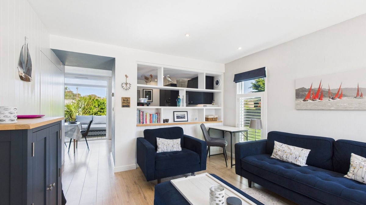 Yarmouth Ski Chalet | Charming 2-Bed Family Cottage Your West Bay Retreat