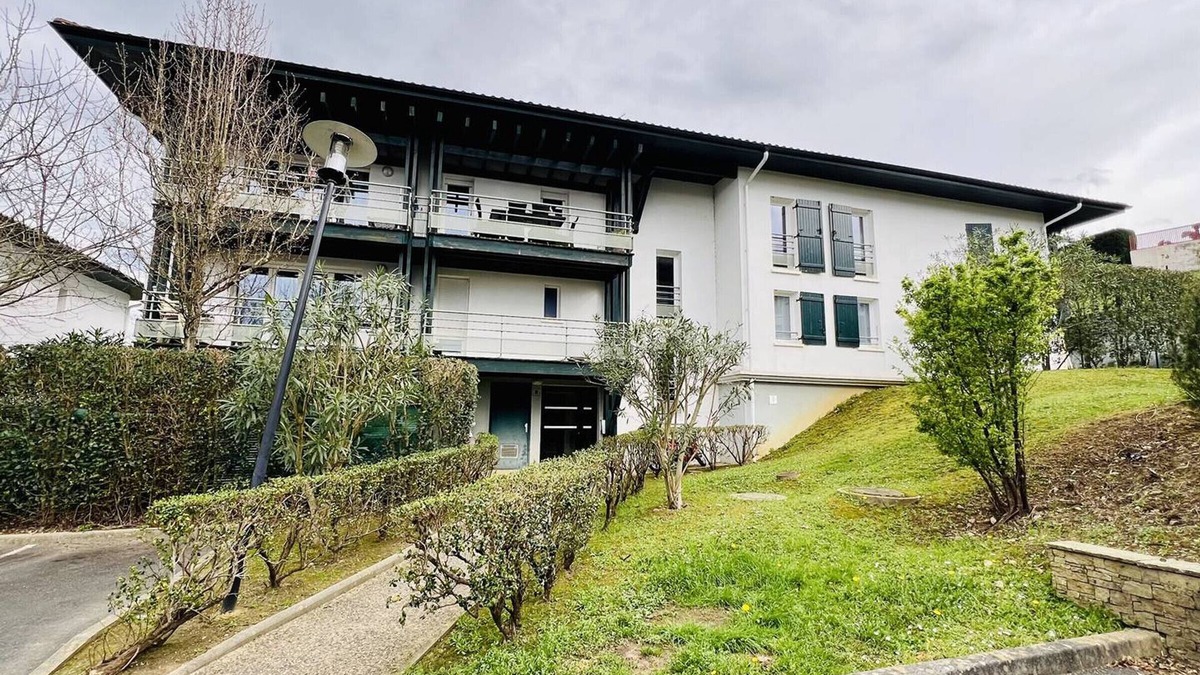 Cambo-les-Bains Apartment | Charming 2-Bed Apt in Cambo-les-Bains - WiFi, Terrace, Parking, Pet-Friendly