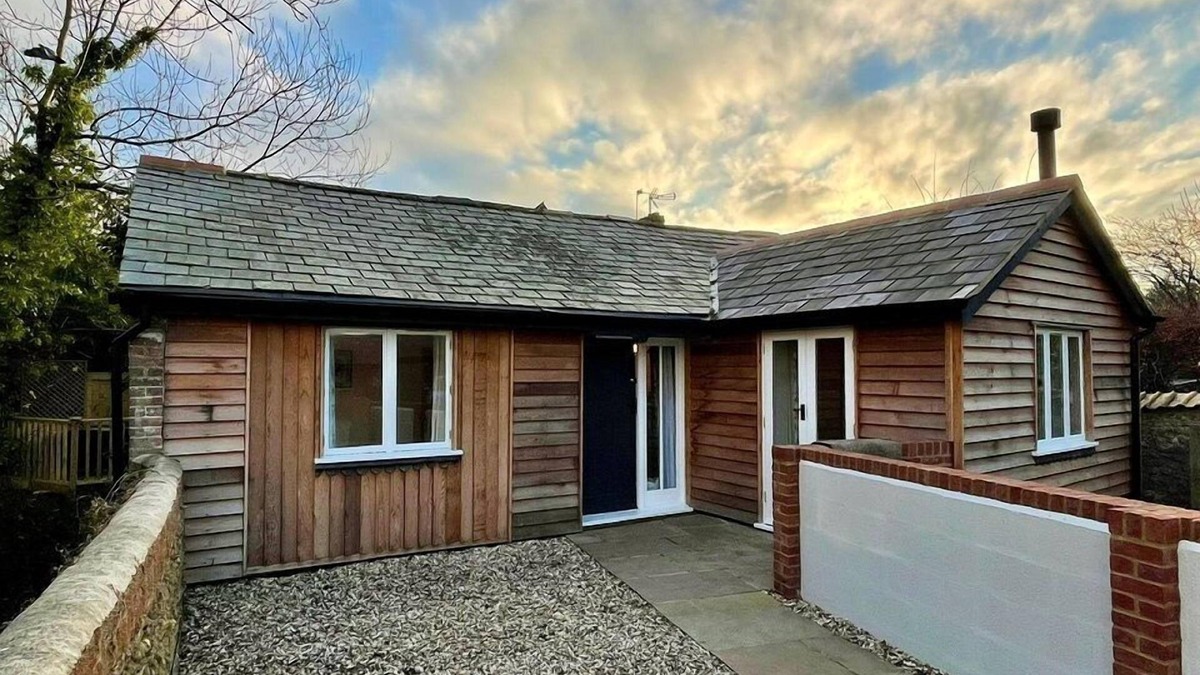 Maiden Newton Cabin | Charming 2-Bed Lodge in Dorchester