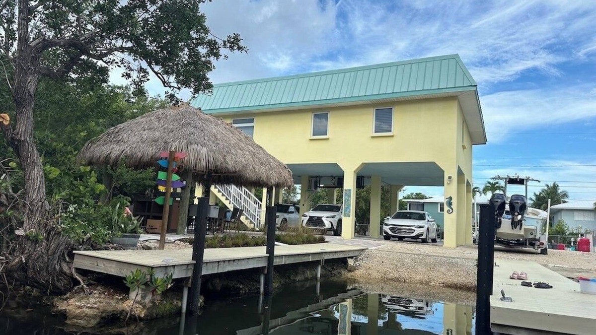 Little Torch Key House | Charming 2-Bedroom House on Little Torch Key with Pool and Tiki Bar- 28 DAY MIN.