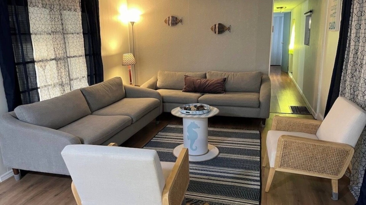 Diplomat House | Charming 2-bedroom mobile home with WiFi, AC in North Fort Myers