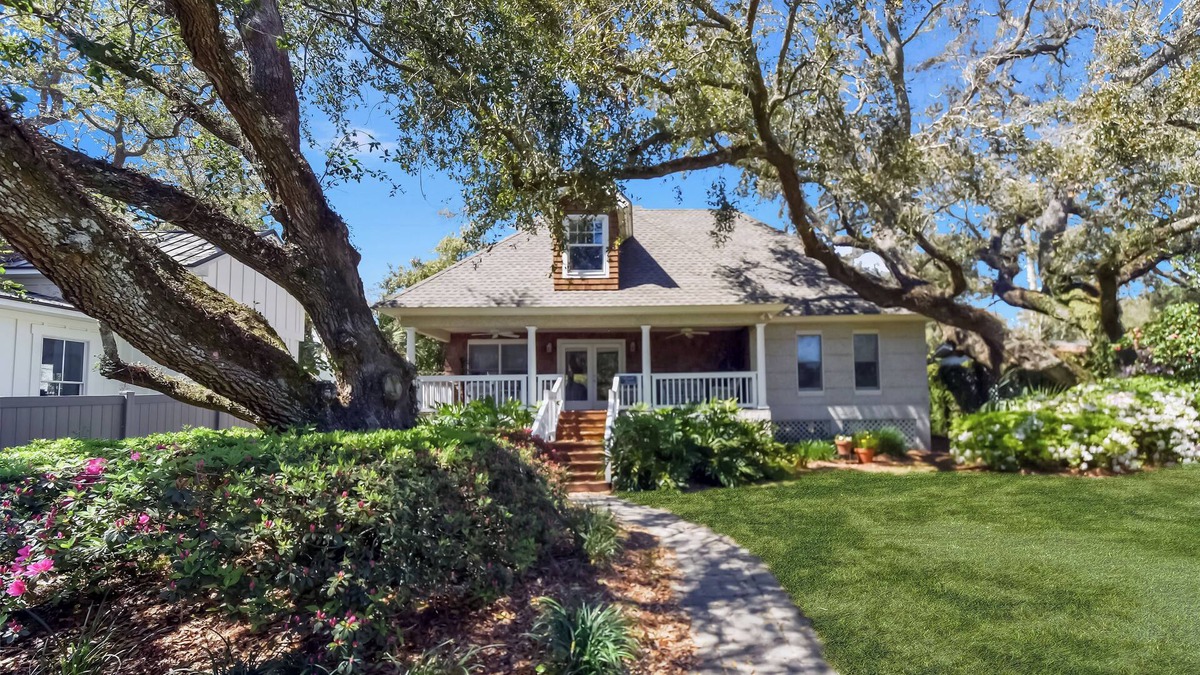 East Beach House | Charming 2 bed, 2 bath beach cottage on East Beach