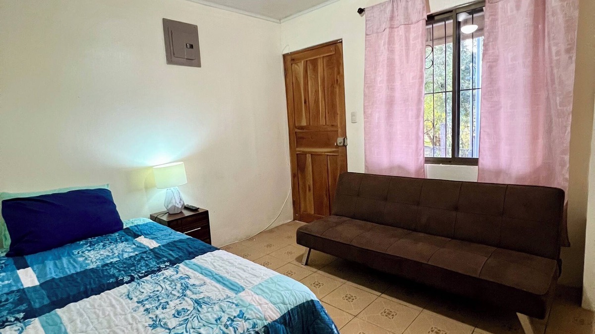 Tilaran House | Charming 2-bedroom Lake View House in Puerto San Luis with WiFi