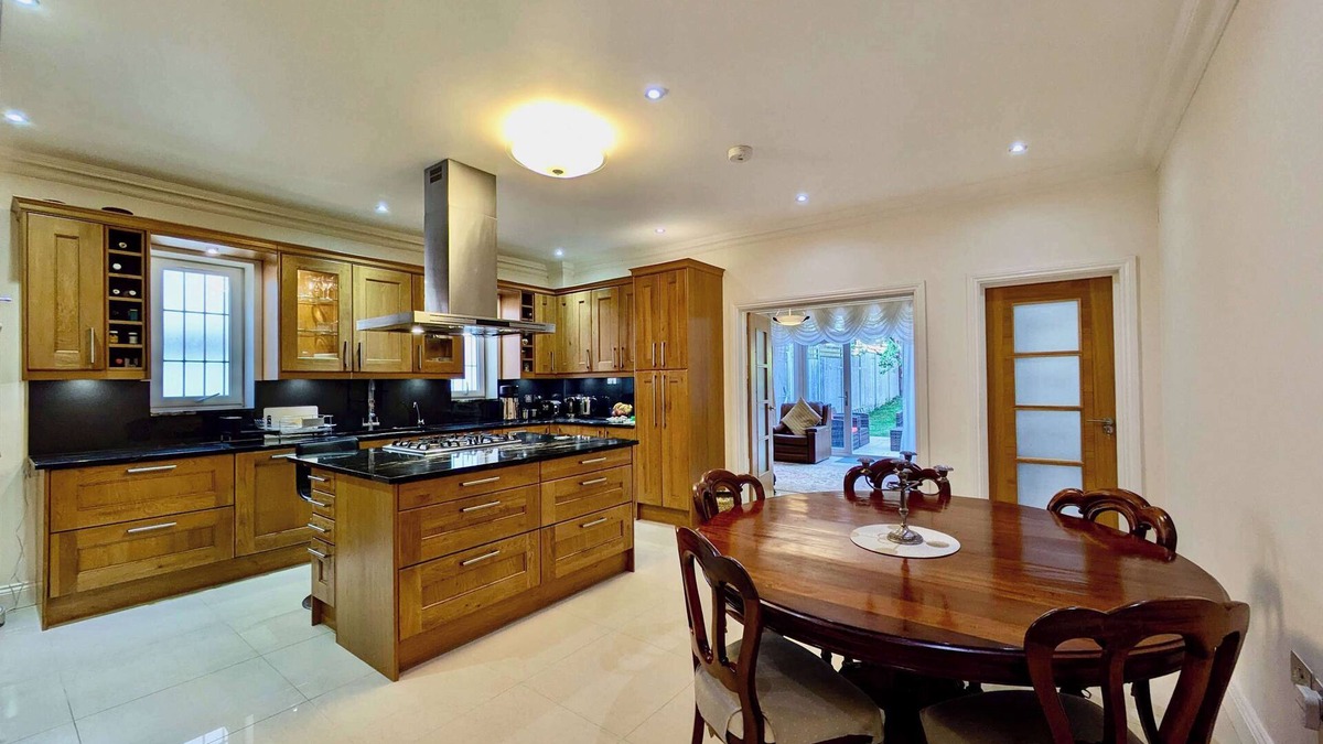 Golders Green House | Charming 2-Bedroom Home in London