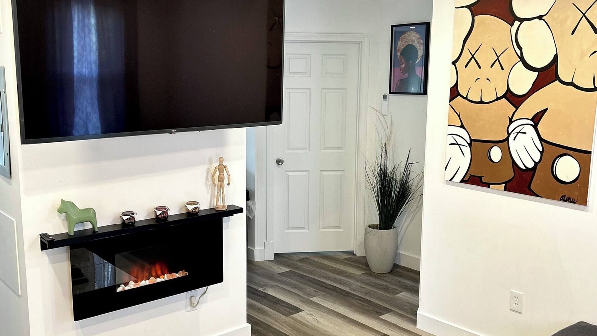 East Providence Apartment | Charming 2-bedroom apartment with AC, WiFi minutes away from DowntownProvidence