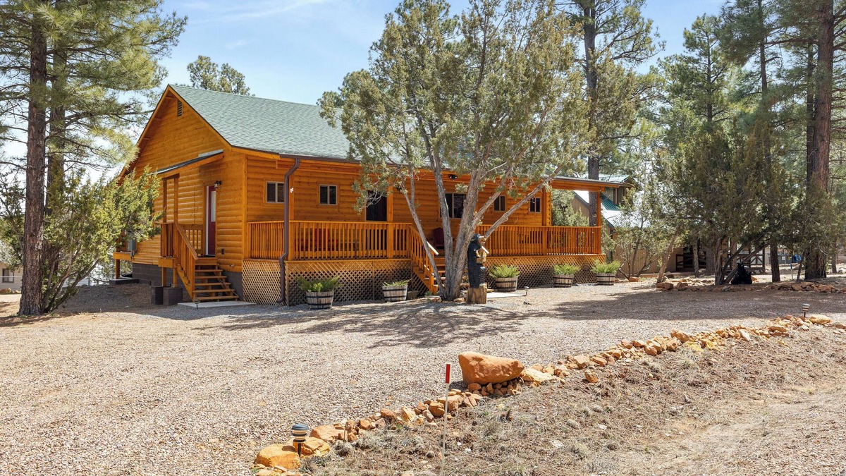 Overgaard Cabin | Charming 2-bedroom Cabin with WiFi, Wood Stove and AC in serene Heber-Overgaard!