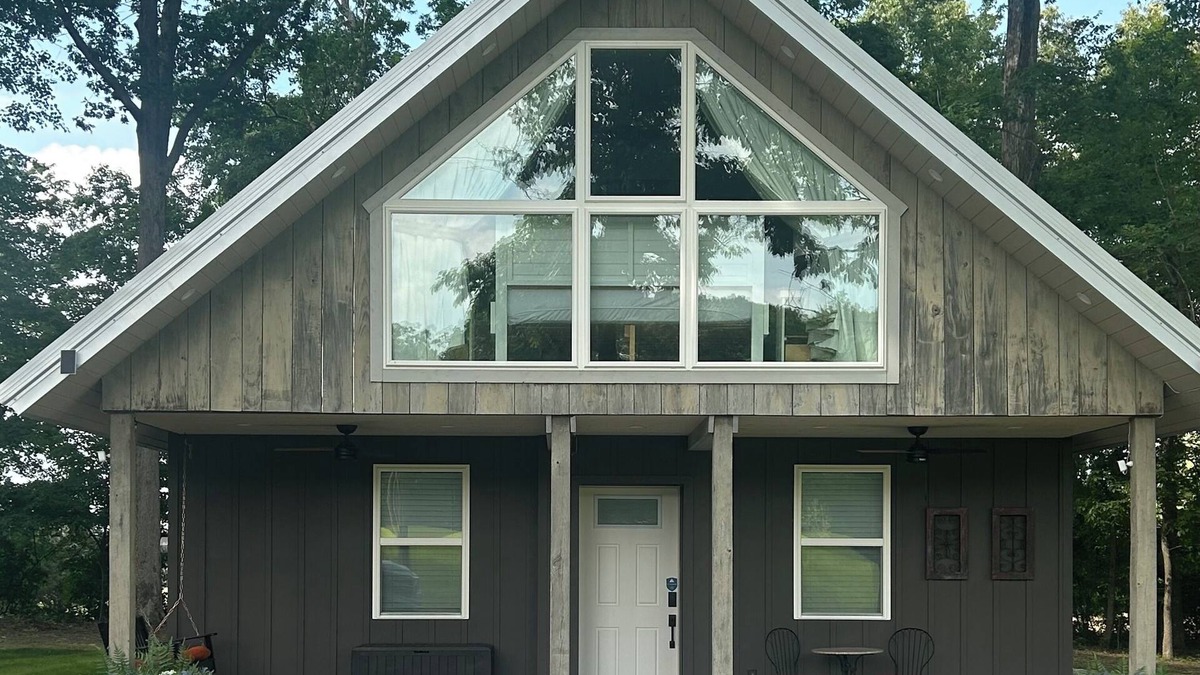 Russell Springs Cottage | Charming 2-bedroom cottage with Hot Tub, AC, and WiFi near Lake Cumberland.