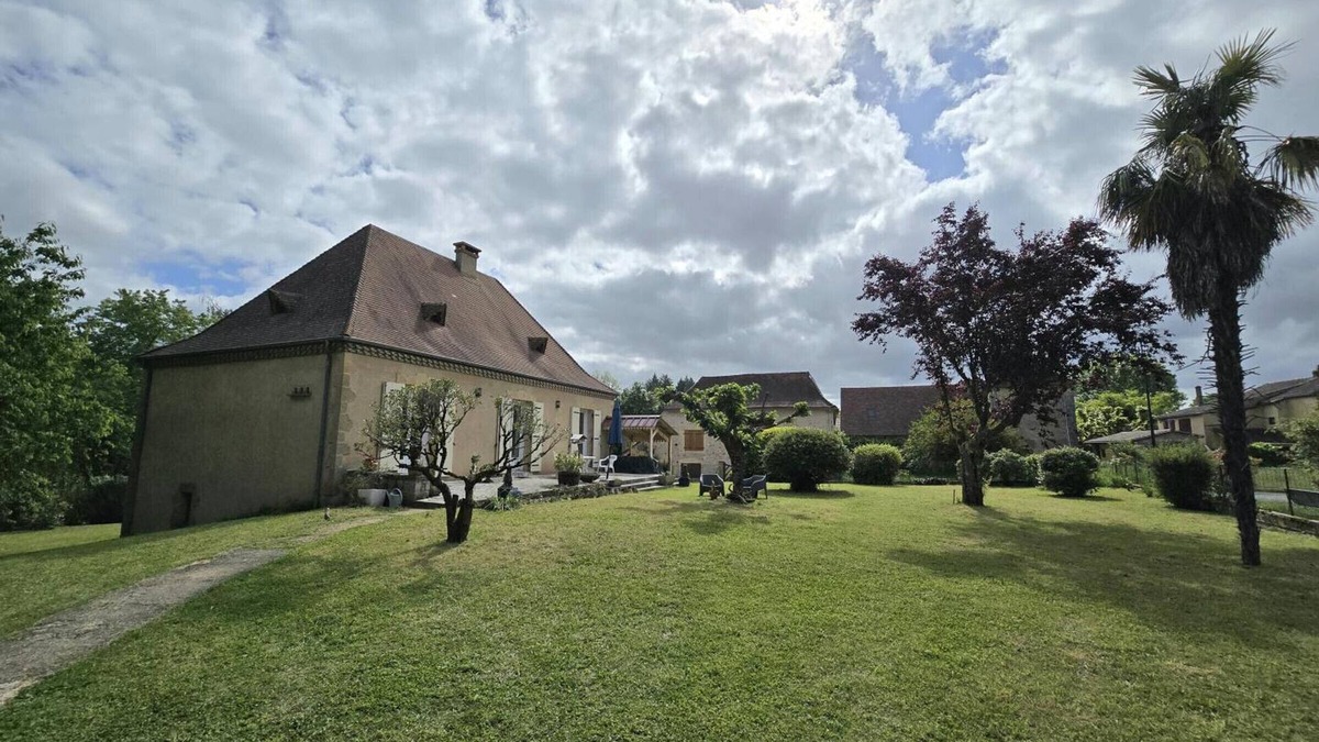 Saint-Chamassy Cottage | Charming 2-Bedroom House with Garden, Terrace, Baby Equipment, Near Historical Sights