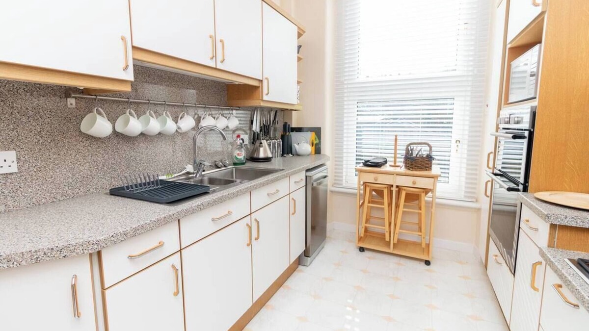 Newport-On-Tay Apartment | Charming 2-Bedroom Upper Floor Apartment with Stunning River Views
