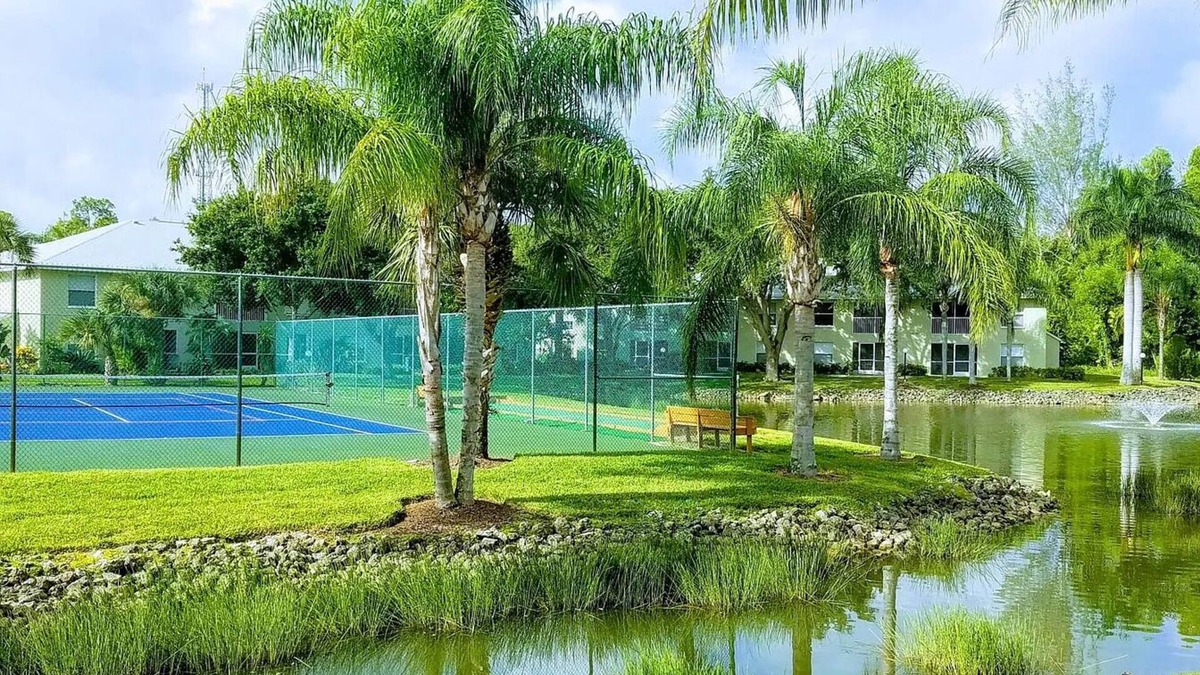 Bonita Springs Condo | Charming 2-bedroom condo in delightful Bonita Springs with AC, laundry, internet