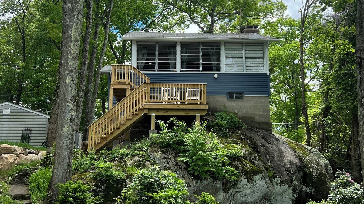 Andover House | Charming 2-bedroom Lakehouse with Fishing Dock, AC, WiFi in nice Byram Township