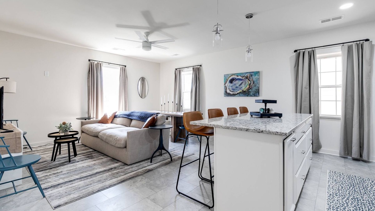 Issue Condo | Charming 2 Bedroom Downtown Vacation Rental: Stroll to Shops and River with Ease