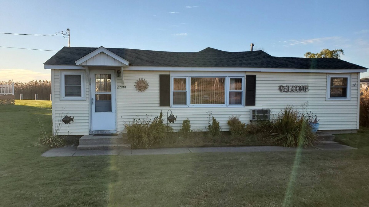 Harsens Island Cottage | Charming 2-bedroom cottage with WiFi, AC on a peaceful Harsens Island canal.
