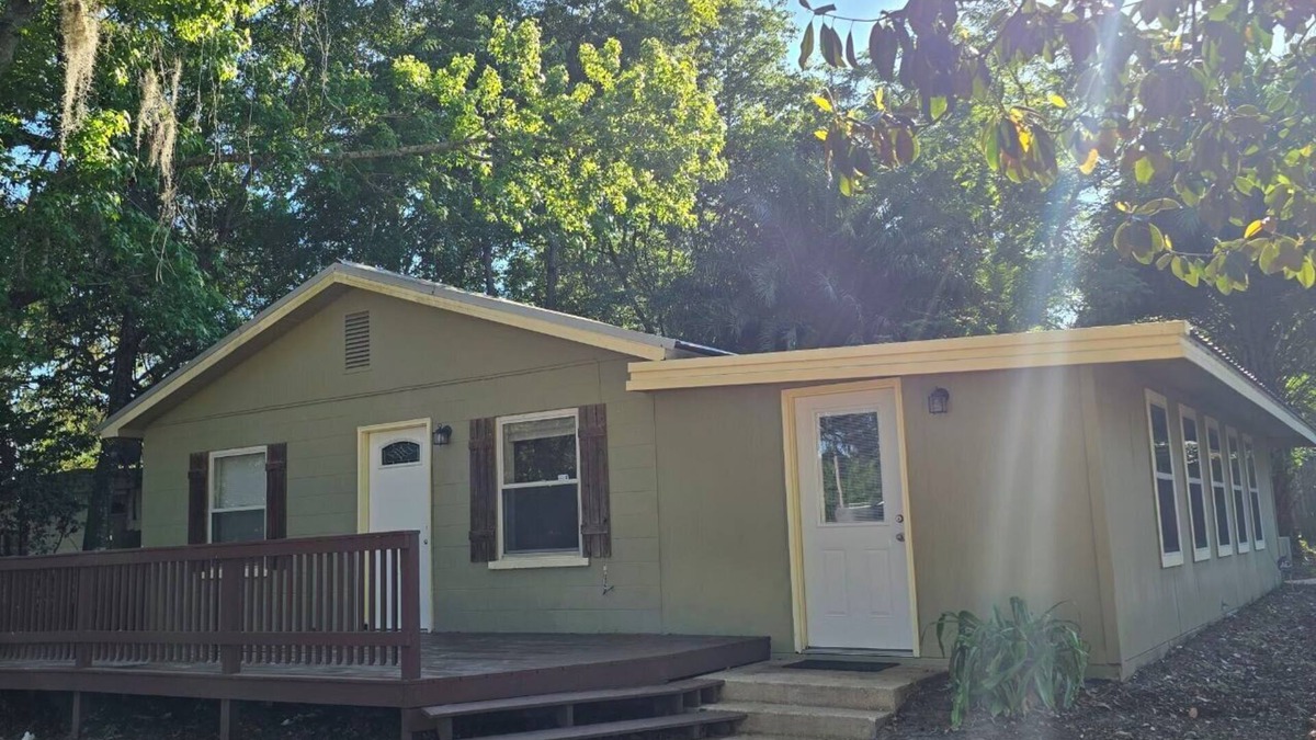 Silver Springs House | Charming 2-bedroom Full fence house in Silver Springs with AC, WiFi