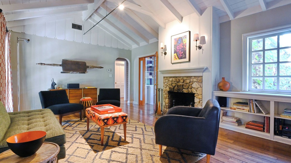 South Miami House | Charming 2-Bedroom Garden Retreat in Valley Village