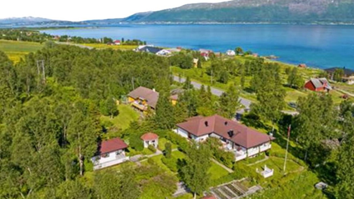 Kvaloya Cottage | Charming 2-bedrom Hemingway-Annex at welcoming Hardwood-Hideout 4U in Tromsø