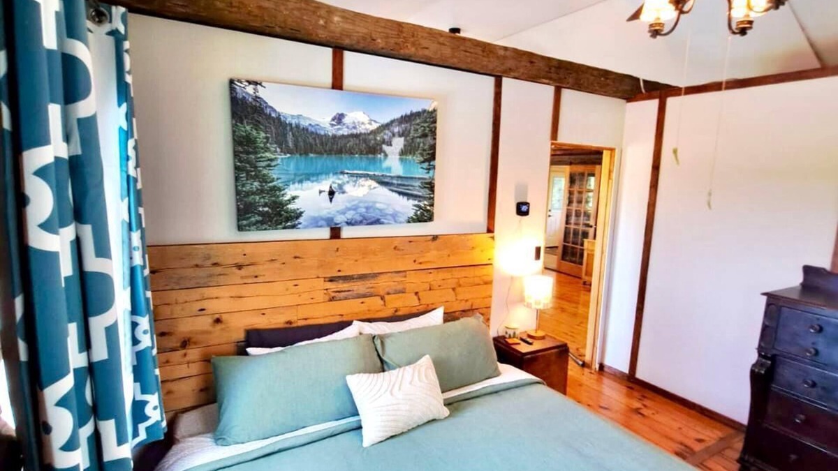 Hamilton Township Cabin | Charming 2-bedroom cabin in enchanting Gores Landing with WiFi, AC, hot tub/pool
