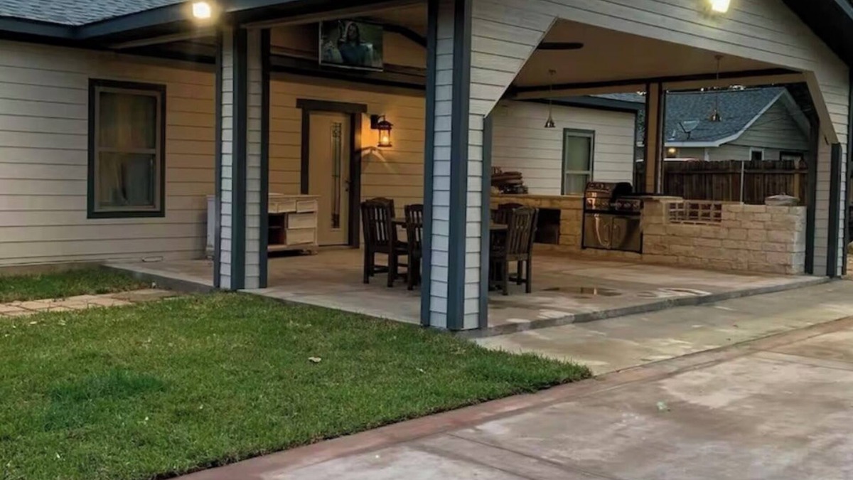 Balch Springs House | Charming 2-bedroom 2 full bathroom house in Balch Springs with AC, WiFi