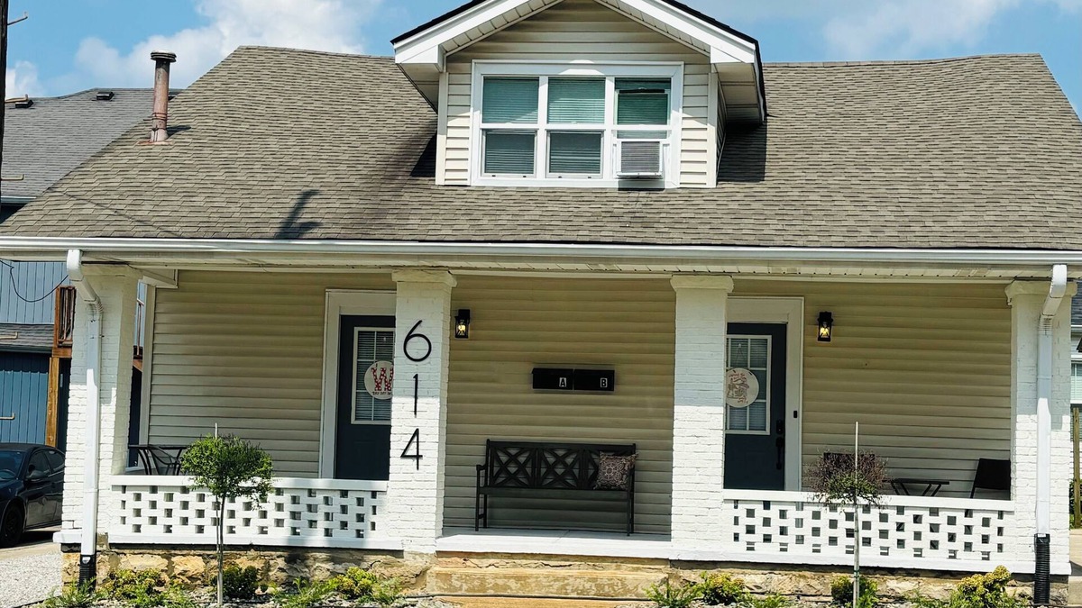 Bowling Green Apartment | Charming 2-bedroom apartment with WiFi, AC in fantastic Downtown Bowling Green