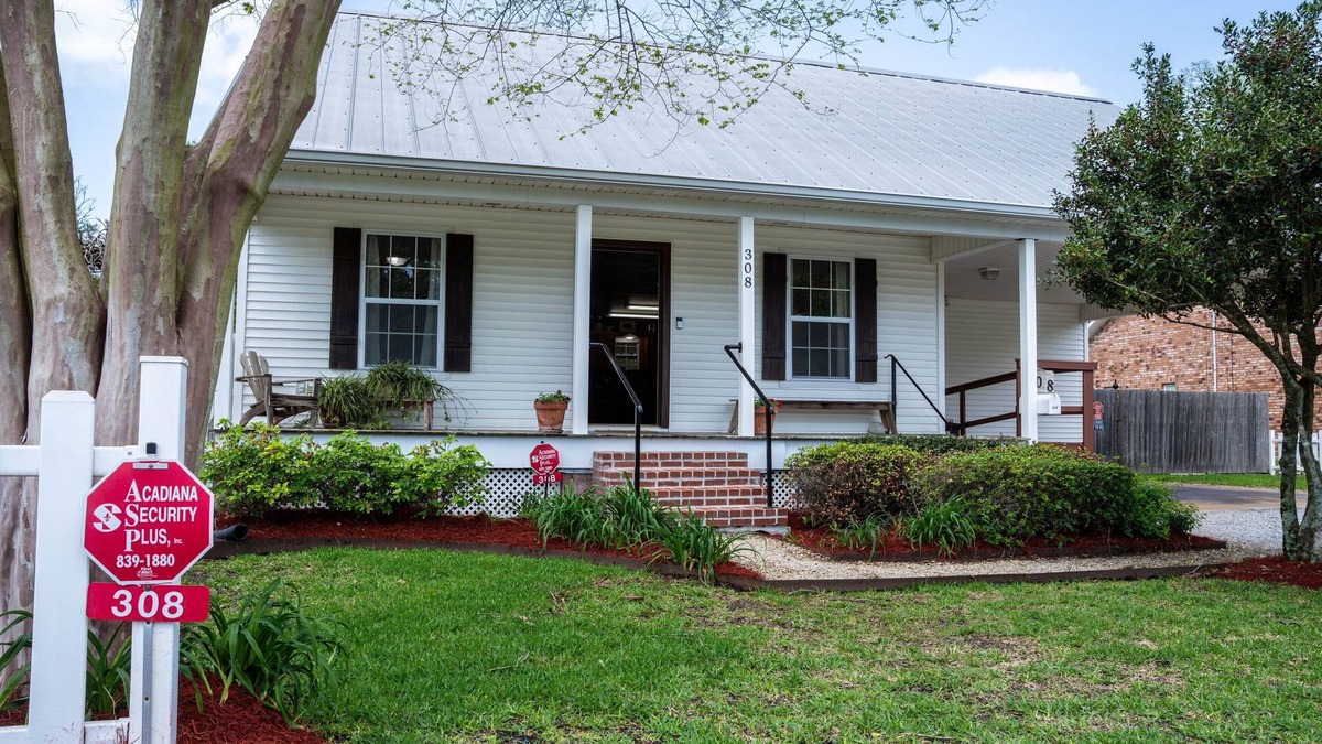 Breaux Bridge House | Charming 2-bedroom house in fabulous Breaux Bridge with WiFi, AC